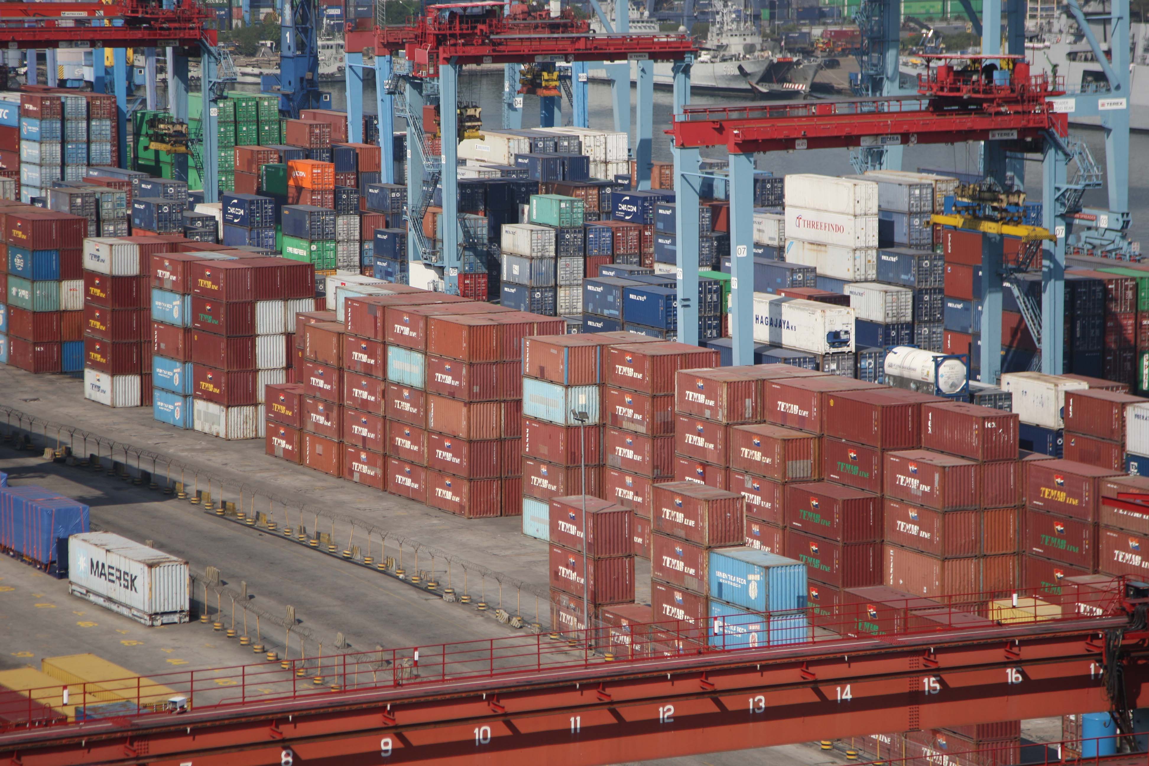Tumpukan peti kemas tertata di Pelabuhan Tanjung Priok, Jakarta, Kamis (20/07).