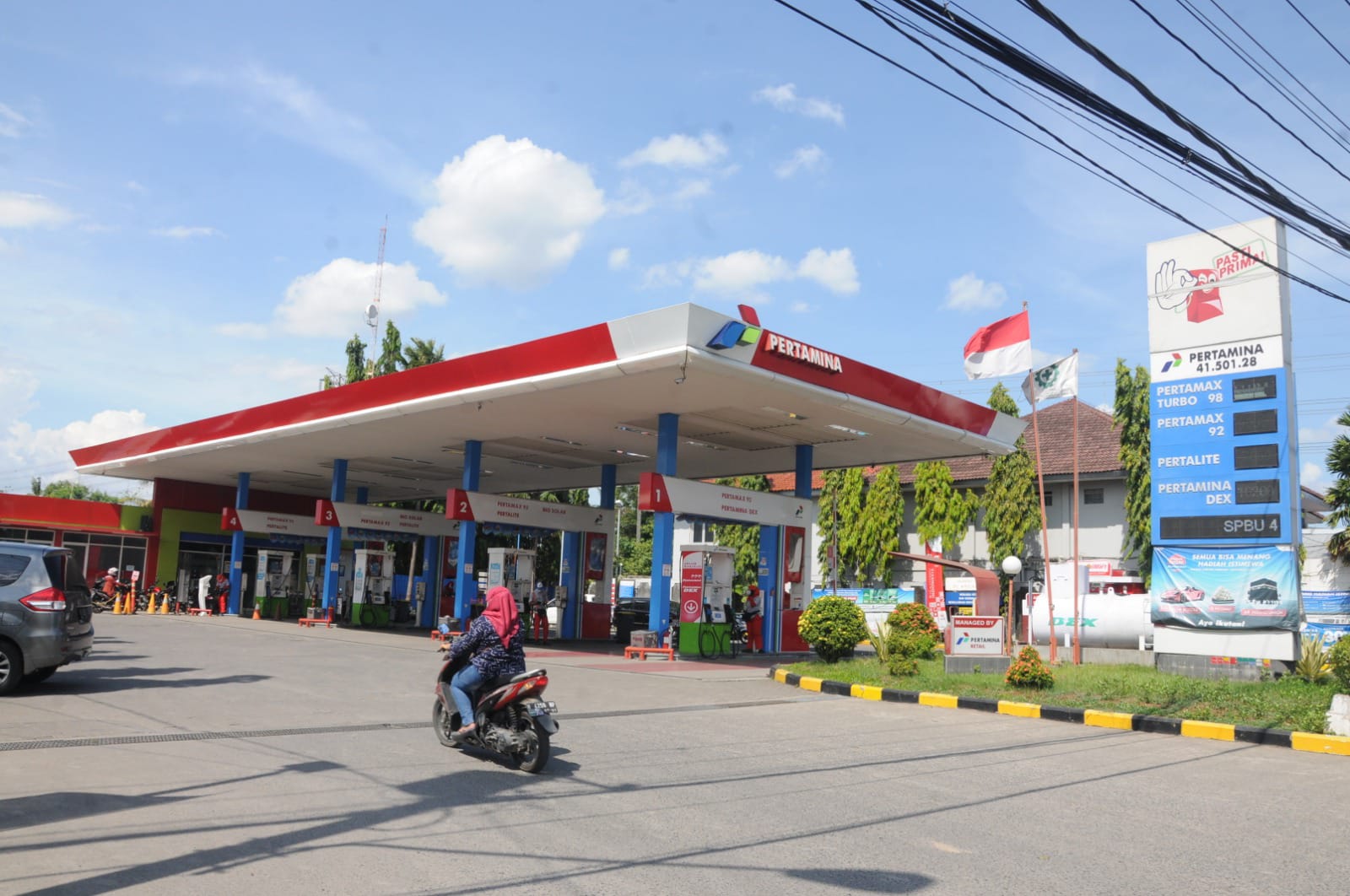 Ilustrasi. Seorang warga hendak mengisi bensin di SPBU Pertamina
