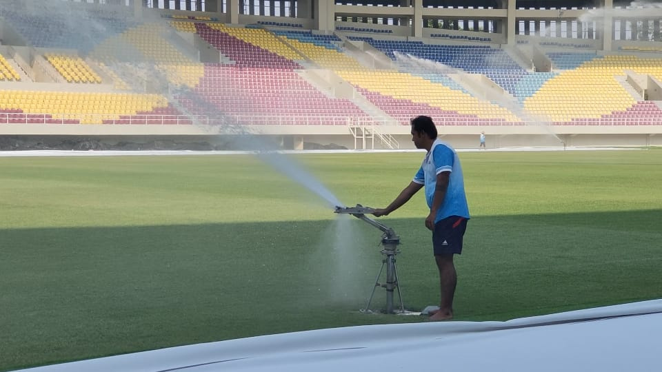 FIFA Soroti Rumput Stadion Manahan yang Menguning saat Inspeksi Stadion Piala Dunia U-17
