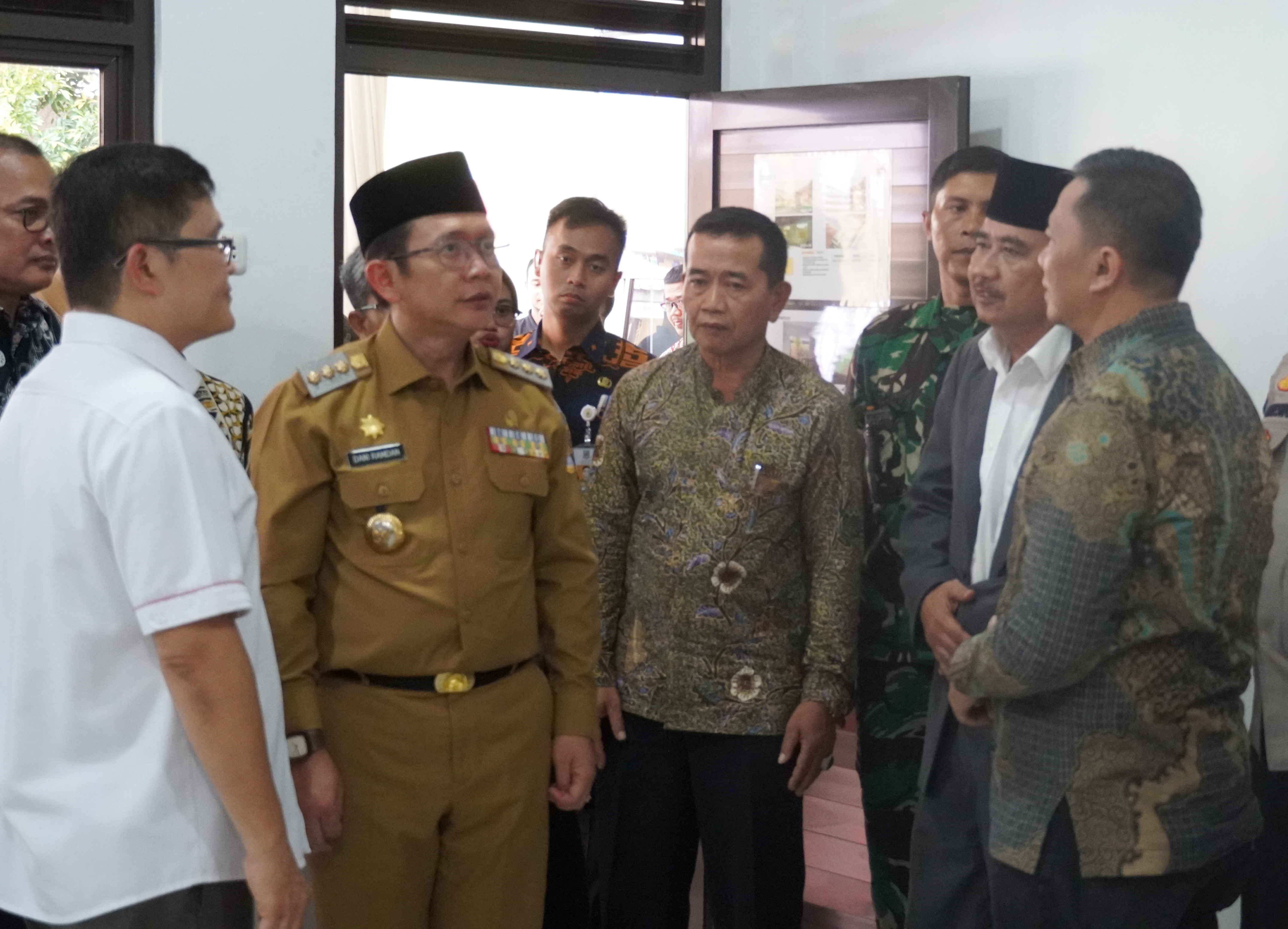 Pj Bupati Bekasi Dani Ramdan (kedua kiri) didampingi Presdir GRP Argo Sangkaeng (kiri) dan Komisi IV DPRD Bekasi saat meninjau ruang kelas.