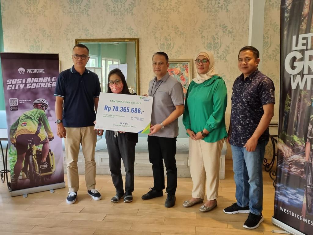 BPJamsostek Kanwil DKI Jakarta menyerahkan santunan Rp70.365.686 kepada Erni selaku ahli waris dari Almarhum Madi.