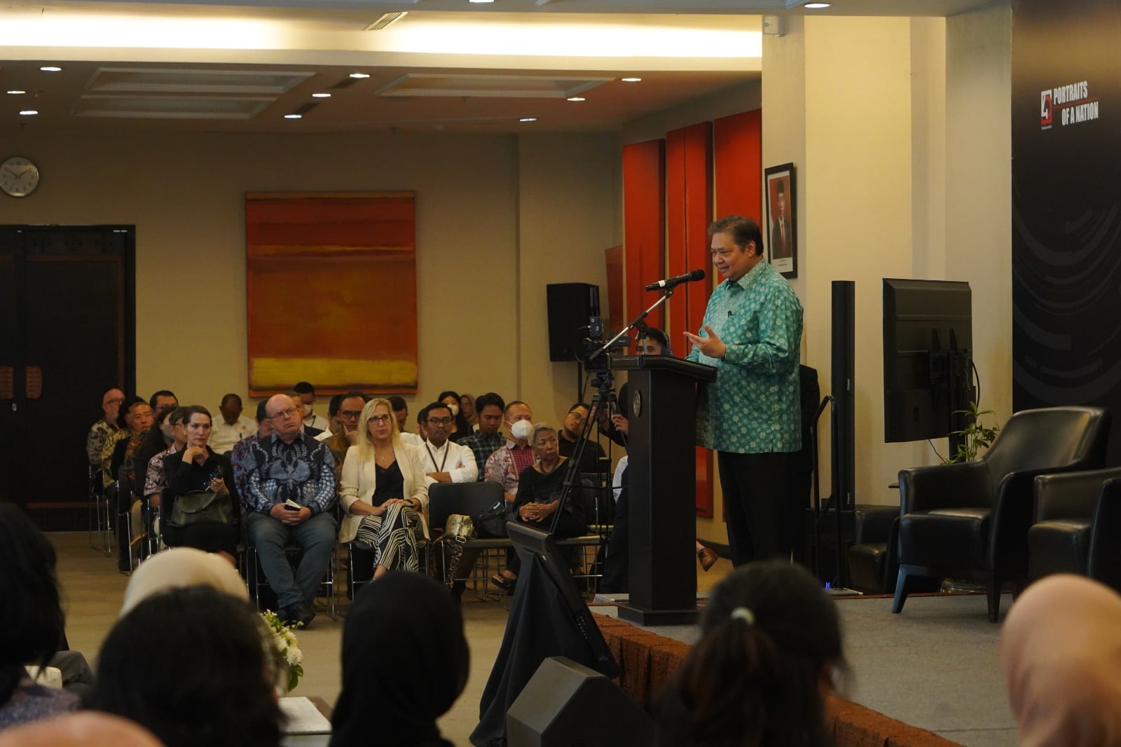 Menko Perekonomian Airlangga Hartarto dalam acara Democracy Dialogue yang diselenggarakan oleh The Jakarta Post, Senin (7/8).