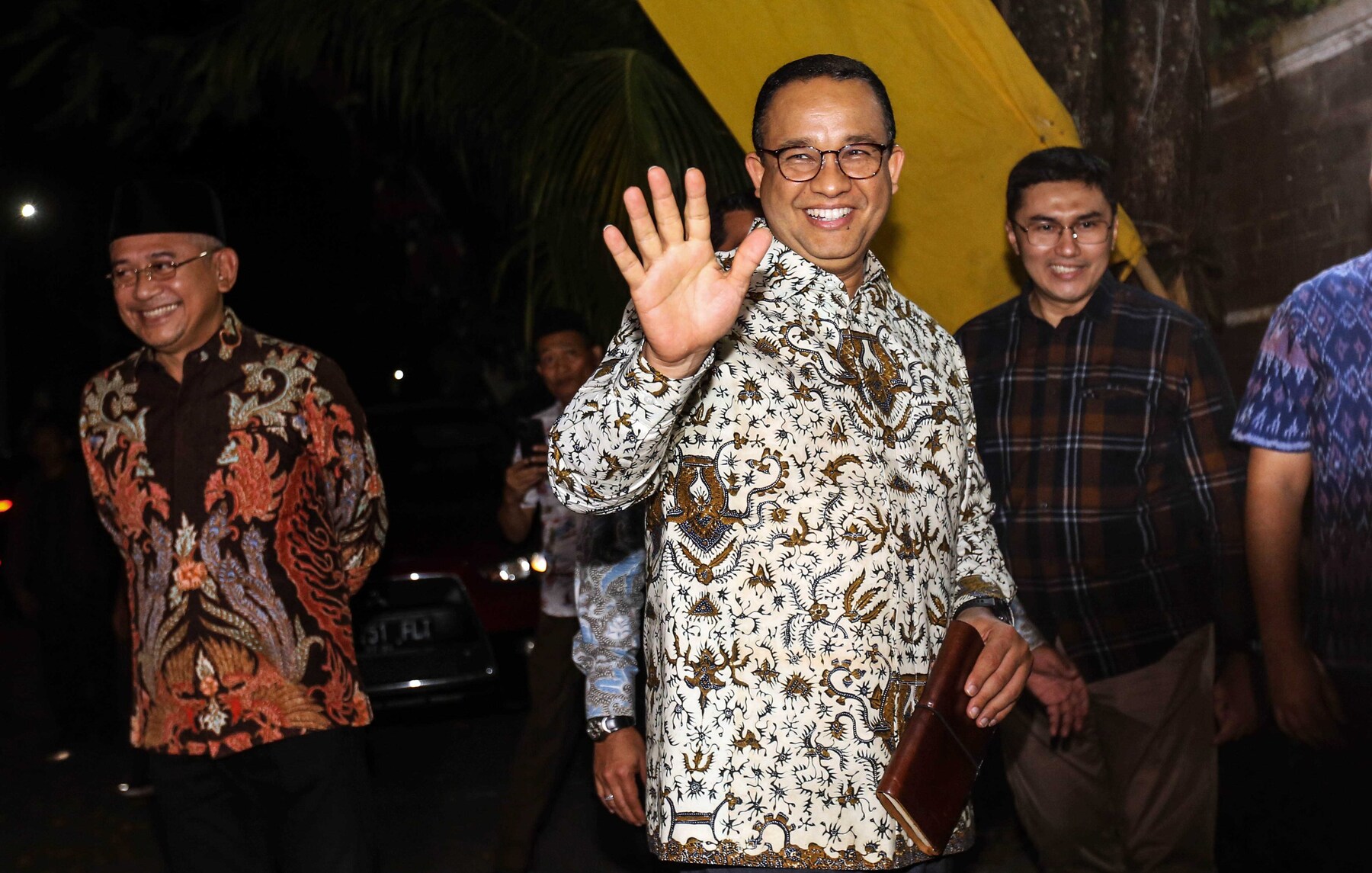 Bacapres dari Koalisi Perubahan untuk Persatuan, Anies Baswedan (tengah).