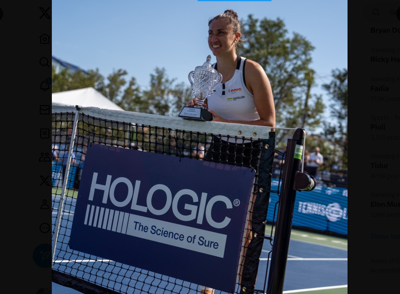 Petenis Spanyol Sara Sorribes Tormo usai menjadi juara di turnamen WTA di Cleveland.