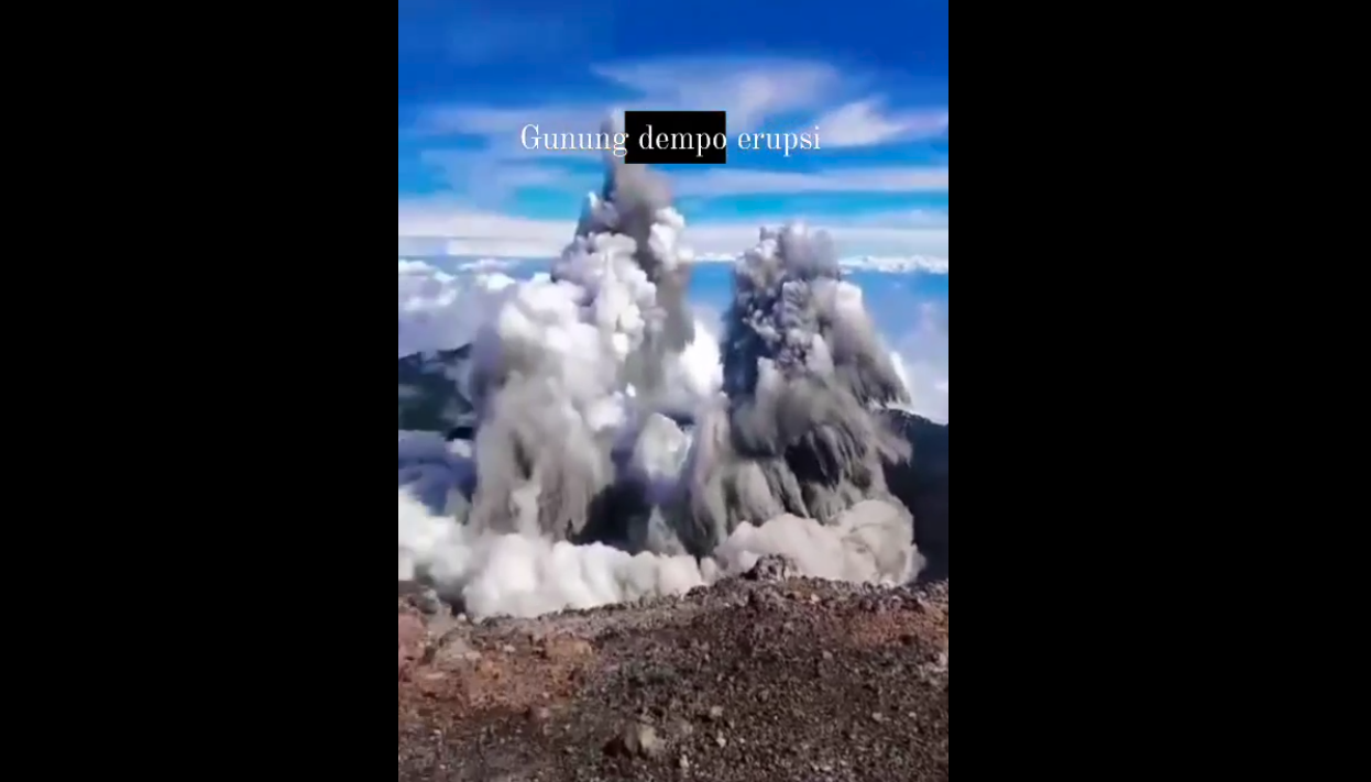Erupsi gunung api Dempo pada Senin (21/8).