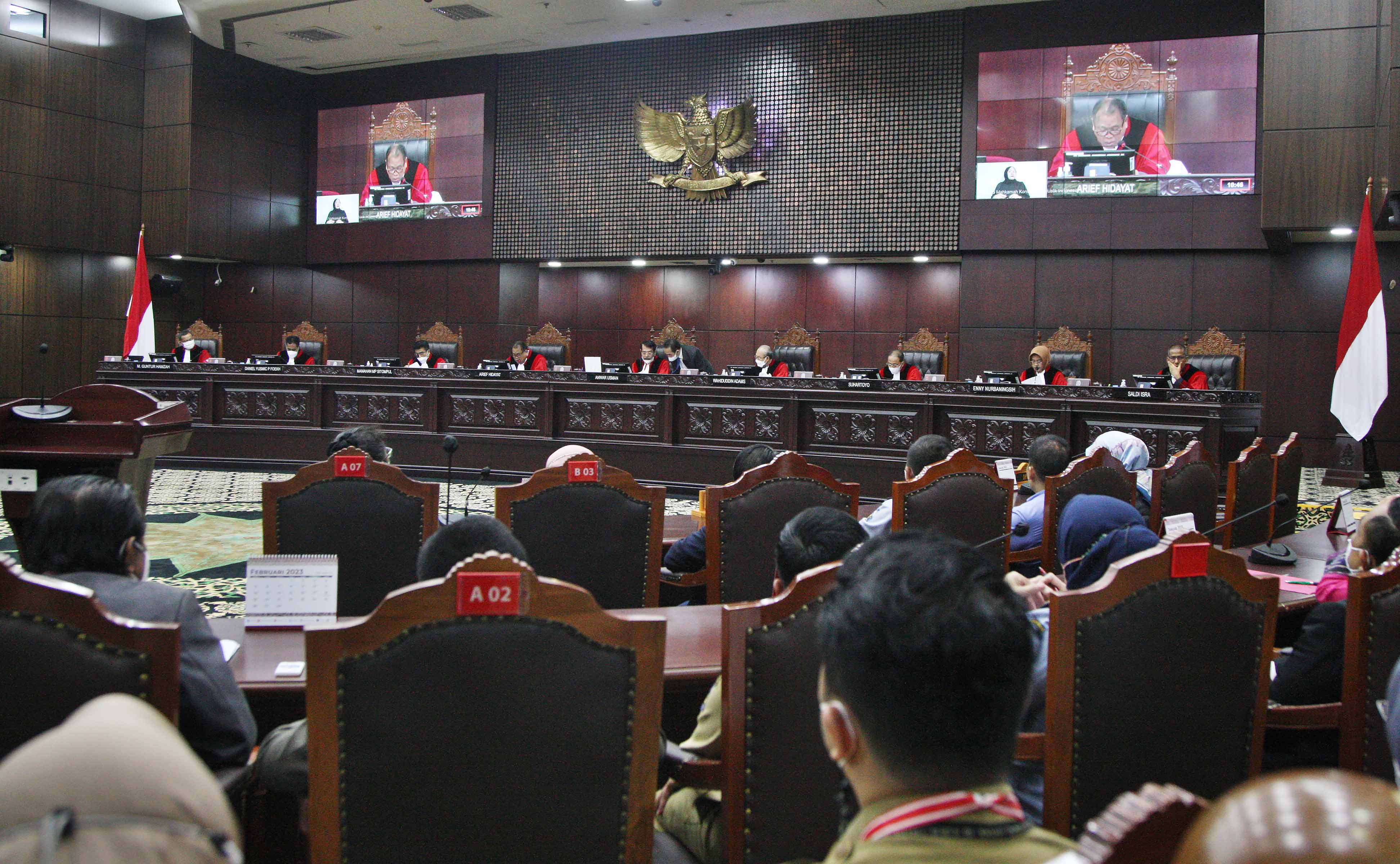 Sembilan Hakim Konstitusi memimpin sidang pegucapan putusan pengujian materiil UU Nomor 1 Tahun 1974 tentang Perkawinan Beda Agama.