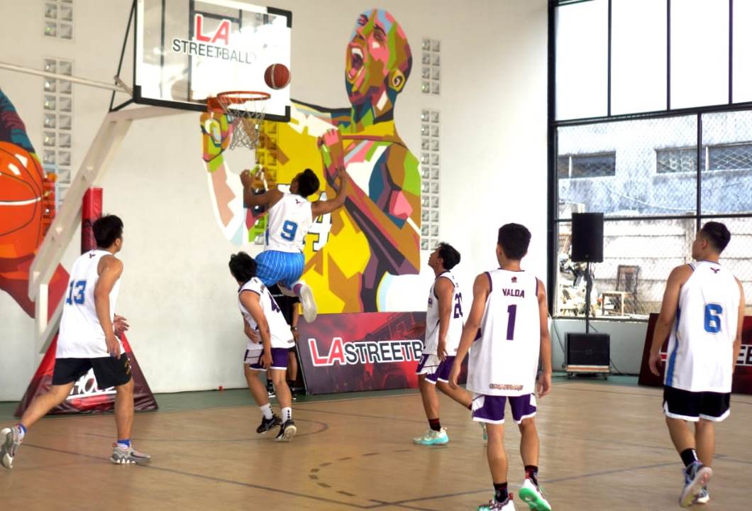 Rangkaian turnamen bola basket LA Streetball 2023 digelar di sport complex Maiin Gandaria, Jakarta, Sabtu (5/8).