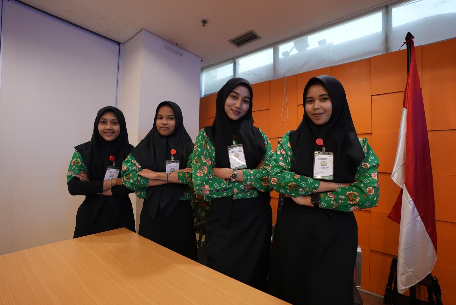 Empat siswi SMKN 4 Kota Jambi yang menjadi tamu undangan ke Istana Negara karena membuat baju untuk Presiden dan Ibu Negara.