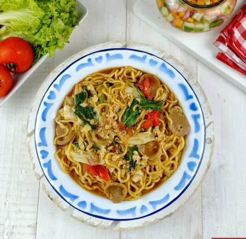 Rasa mi gomak nyemek yang pedas sangat menggoda lidah. Yuk buat di rumah dengan resep berikut.