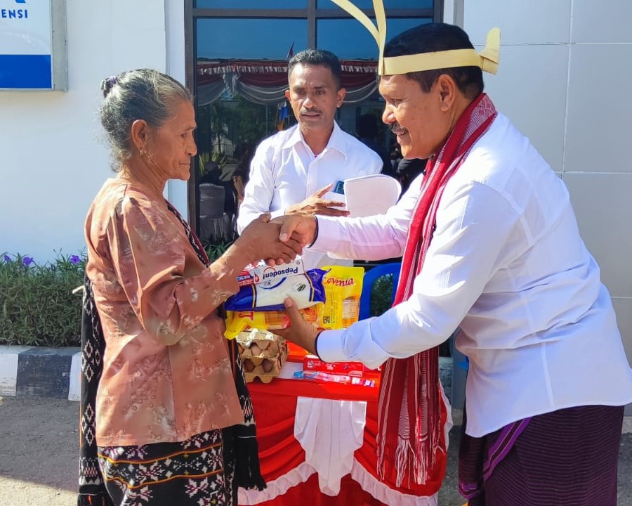 Sentra Efata Kupang memberikan bantuan bagi masyarakat yang kurang membutuhkan.