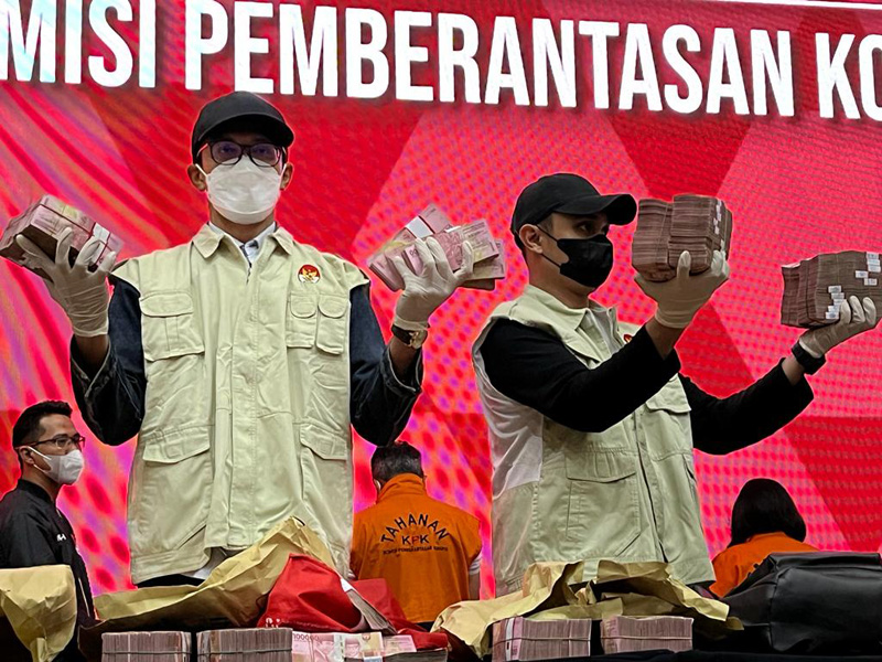 KPK meyakini ada pejabat di Basarnas yang menerima uang panas dari beberapa pihak swasta.