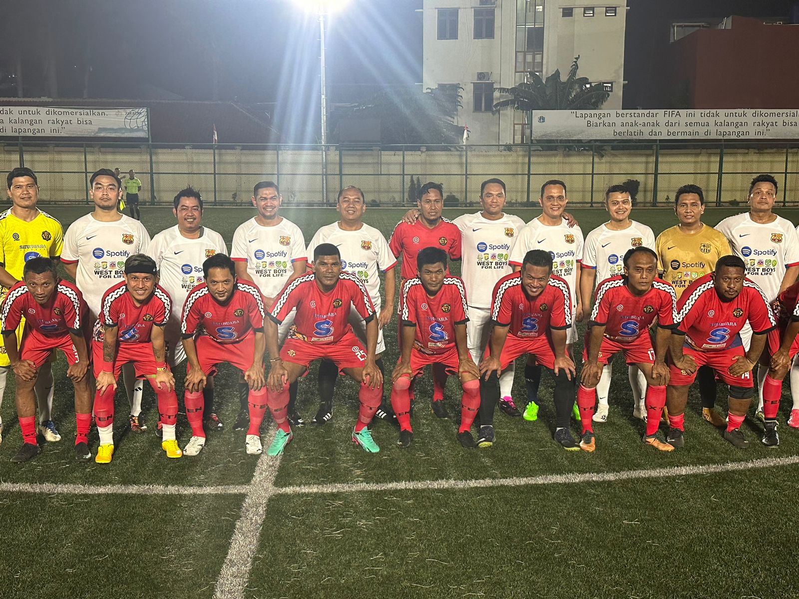 Dua tim yang memeriahkan pertandingan sepak bola yang diselenggarakan oleh Forkopimko Jakarta Barat.