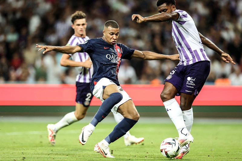 Kylian Mbappe berhasil mengeksekusi tendangan penalti dan membawa PSG imbang 1-1 melawan Toulouse.