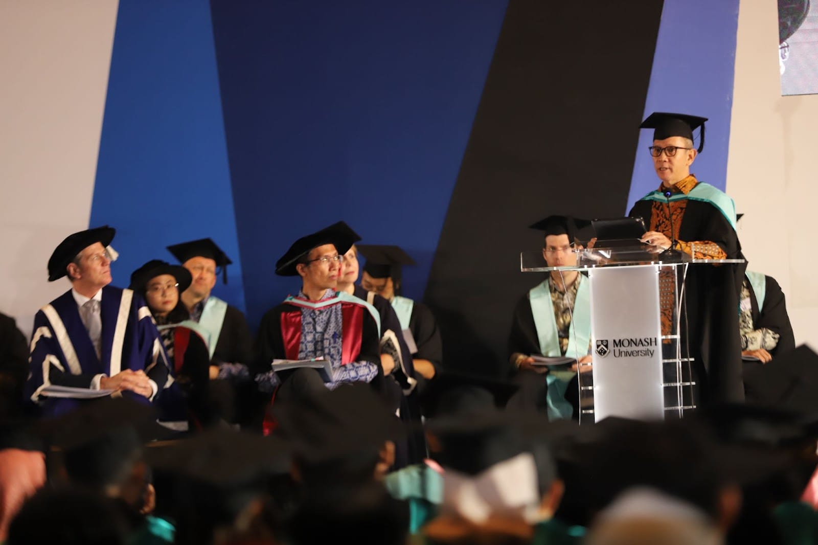 Monash University Australia mengadakan wisuda di Indonesia.