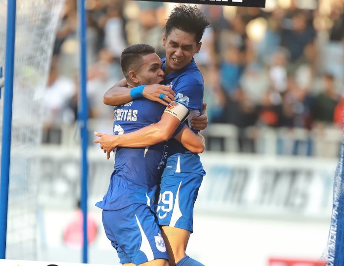 Pemain PSIS melakukan selebrasi usai mencetak gol ke gawang Arema