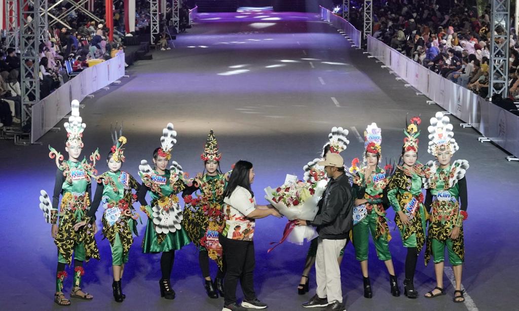 Delapan variasi kostum kolaborasi SoKlin dengan JFC Global Indonesia menggunakan daur ulang kemasan SoKlin dalam Jember Fashion Festival. 