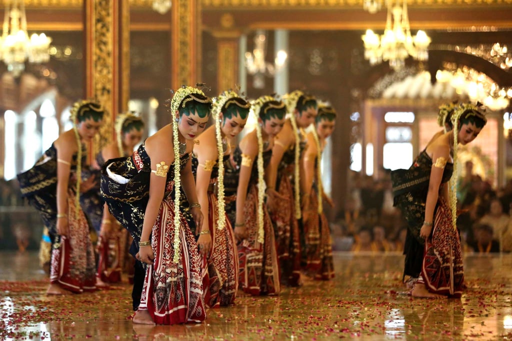 Pakaian Adat Jawa Tengah Pria dan Wanita