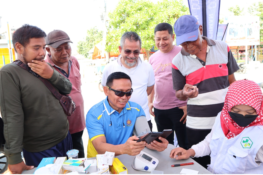 Selain pemeriksaan kesehatan secara gratis, masyarakat yang mendaftarkan diri juga diberikan obat-obatan dan vitamin gratis.