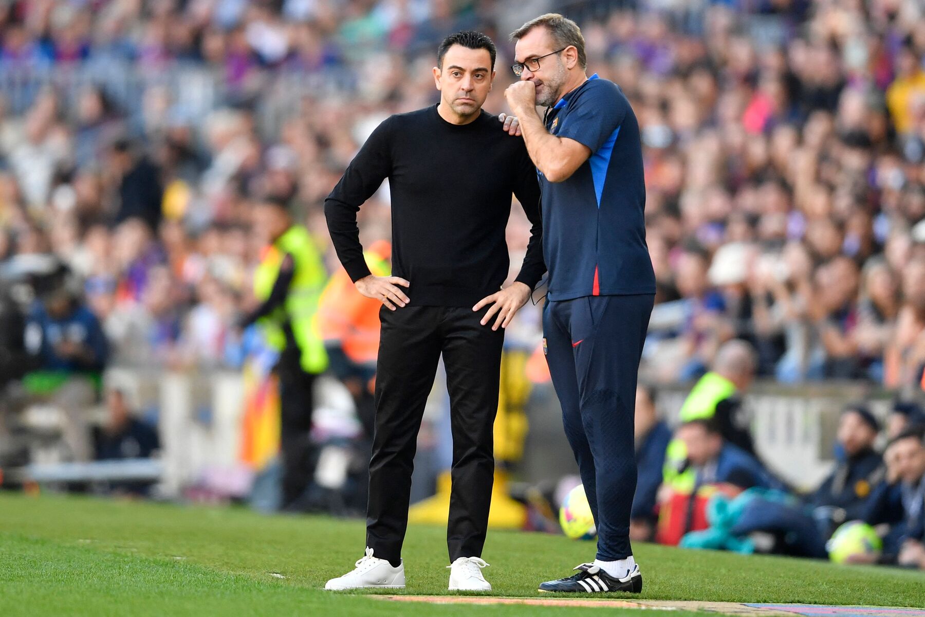 Pelatih Barcelona, Xavi Hernandez (kiri).