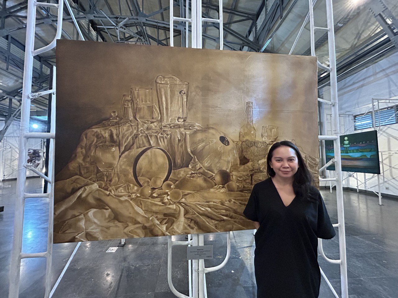 Salah seorang perupa perempuan muda, Dipa Ena yang ikut dalam pameran 