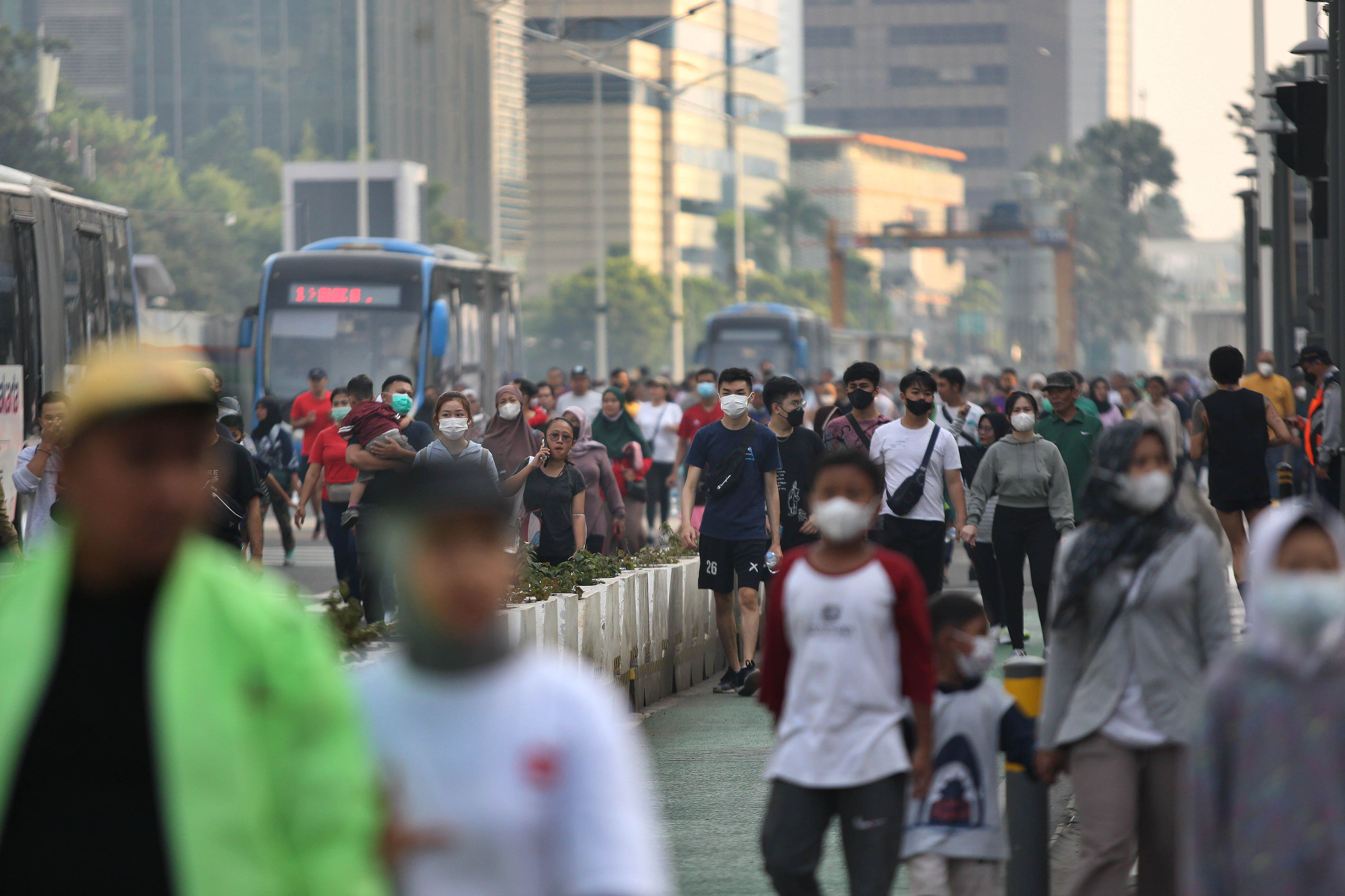 Ribuan warga beraktivitas di arena car free day (CFD) di Jalan Thamrin, Jakarta, Minggu (31/07/2022). 