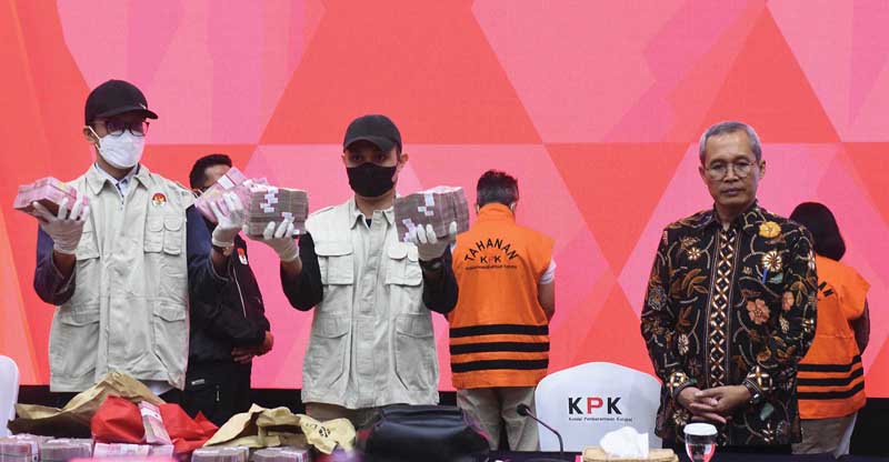 KPK memeriksa pejabat pembuat komitmen untuk mendalami proses lelang di Basarnas.