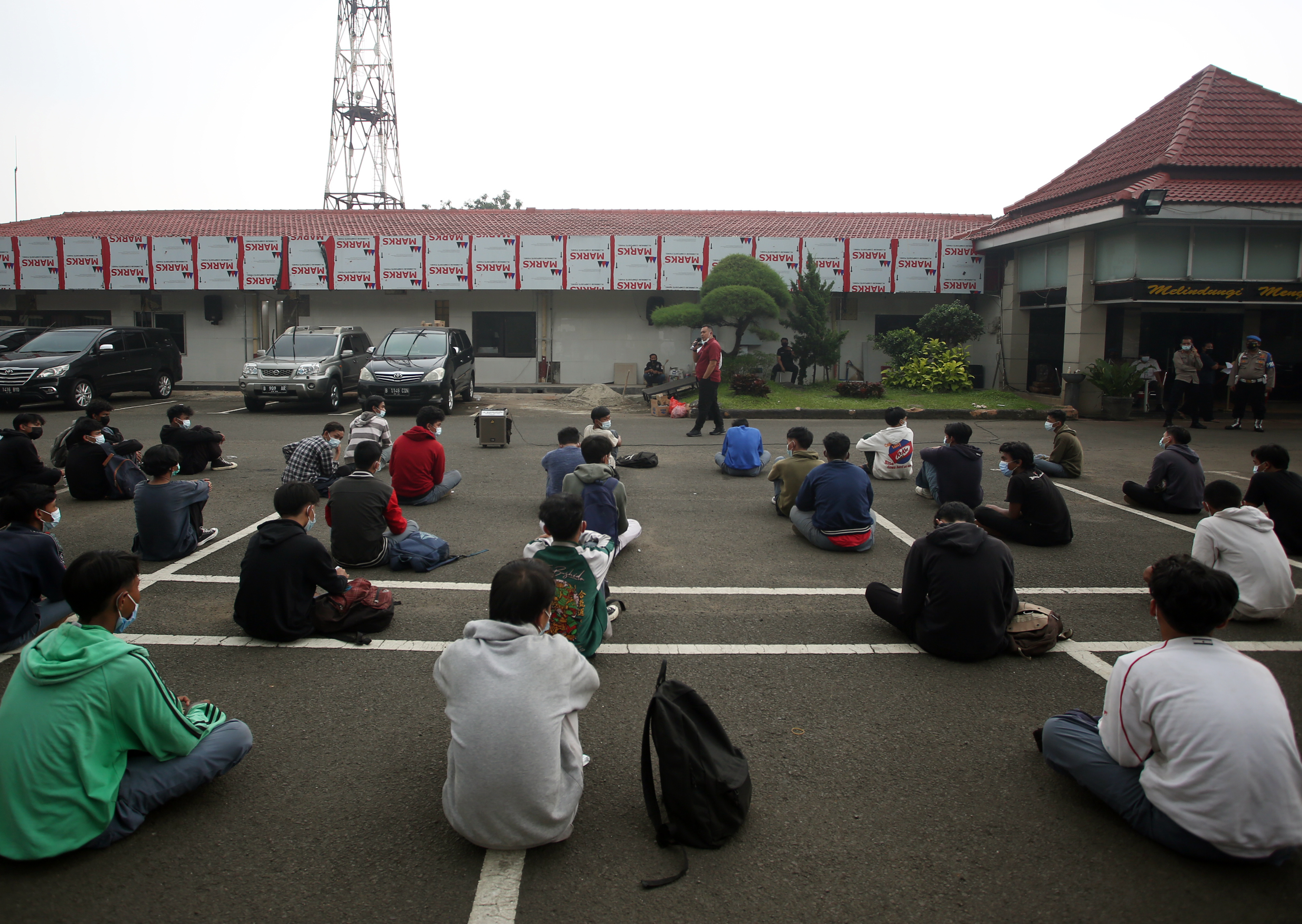 Polisi mengumpulkan pelajar yang berniat tawuran antarpelajar di Tangerang, Banten. 
