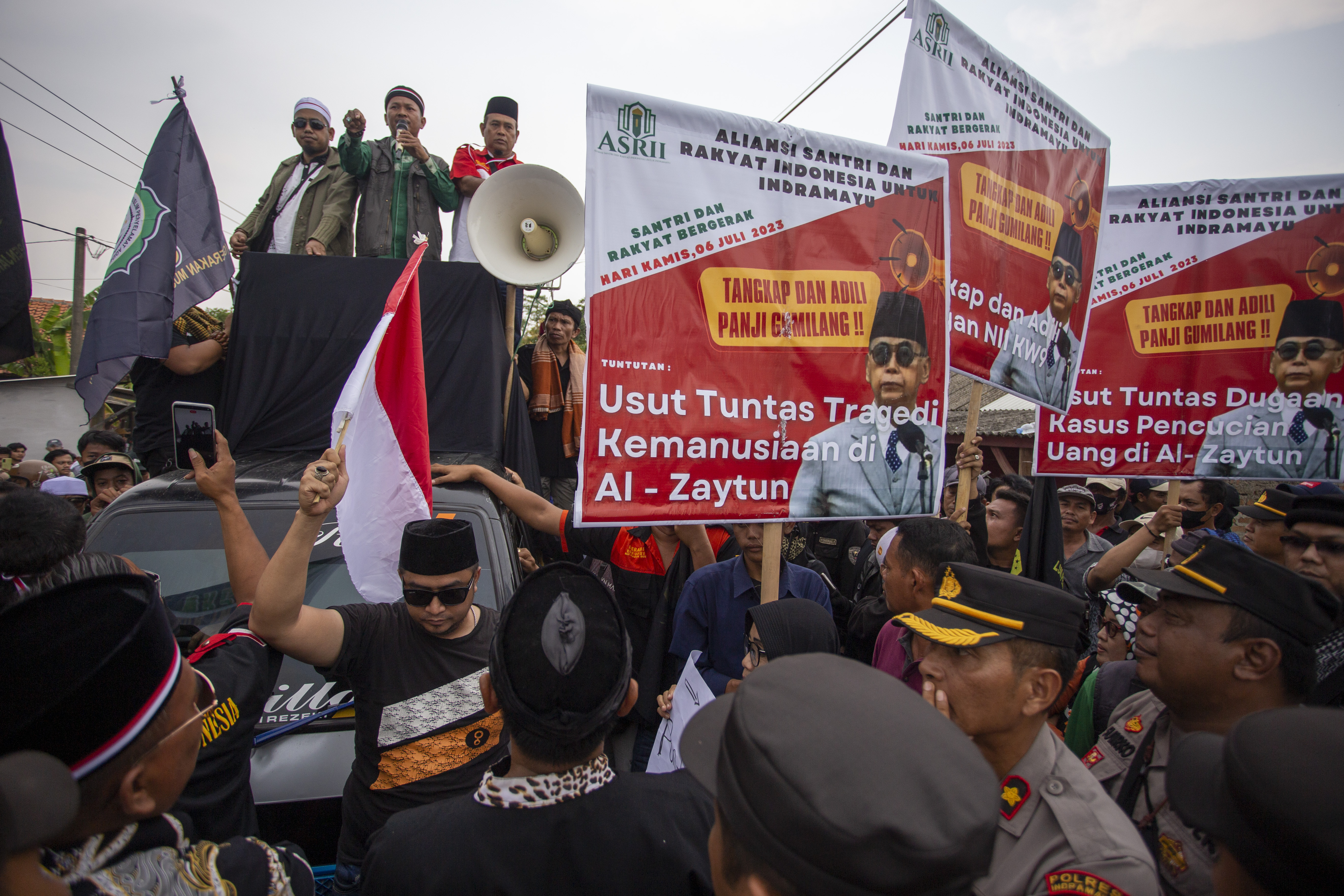 Aliansi Santri dan Rakyat Indonesia (ASRI) meminta pemerintah menangkap pimpinan Ponpes Al Zaytun Panji Gumilang dan menutup pesantrennya. 