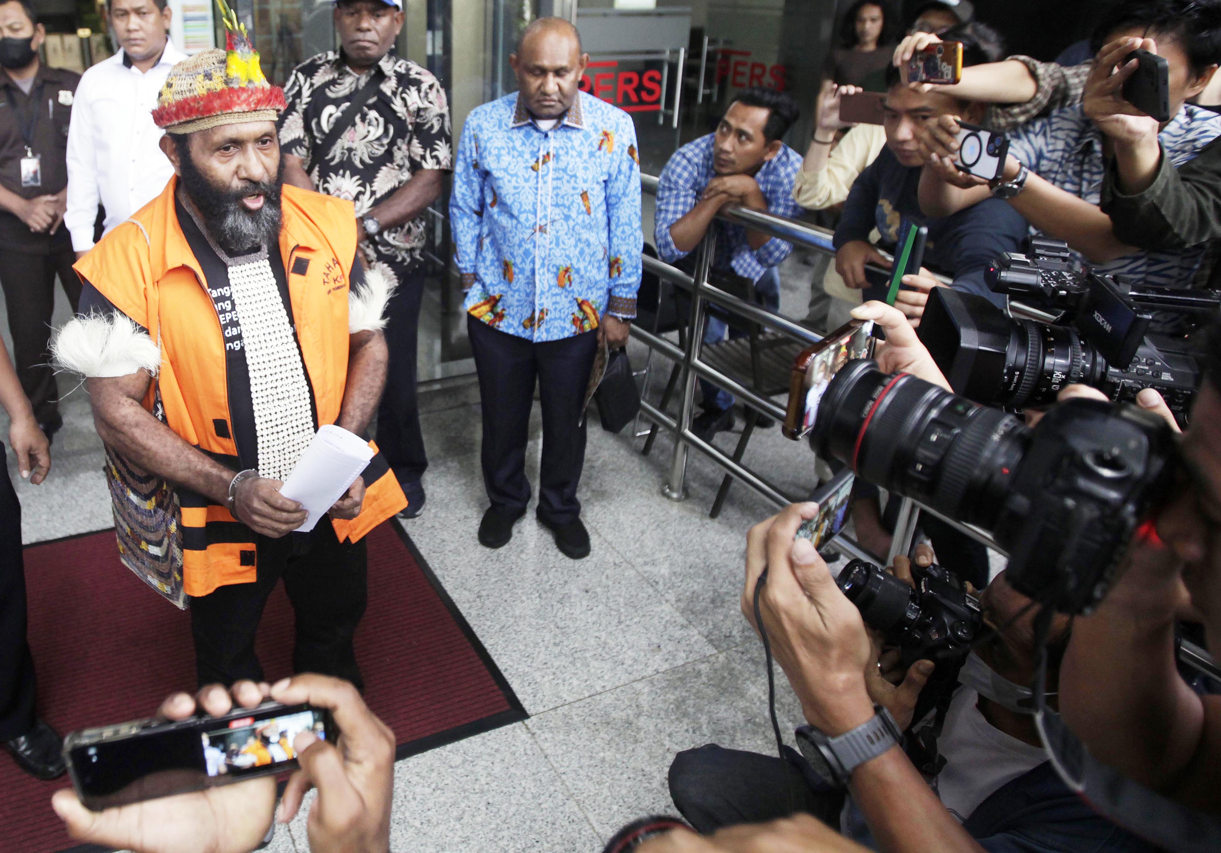 Tersangka dugaan TPPU Bupati Mamberamo Tengah nonaktif, Ricky Ham Pagawak, usai diperiksa di Gedung KPK.