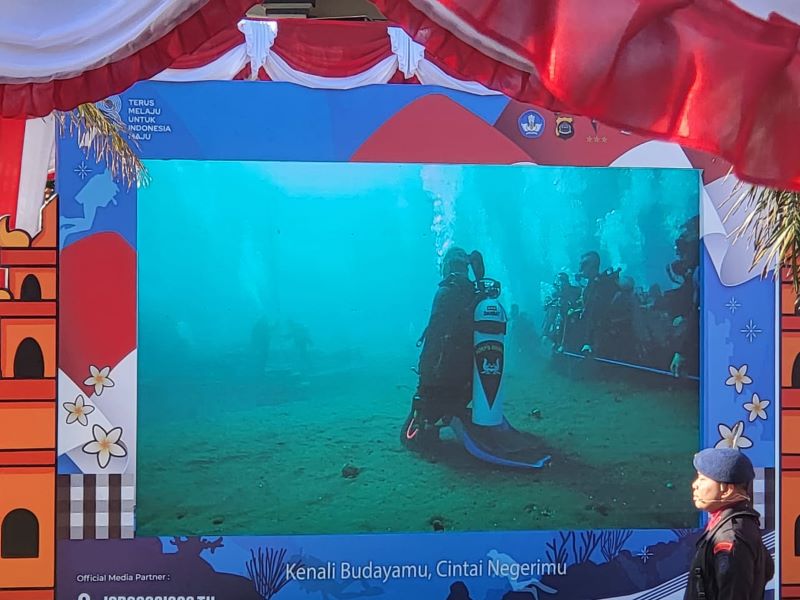 Memperingati HUT Ke-78 RI, Kemendikbudristek dan Brimob Polda Bali mengadakan upacara bendera di bawah air.