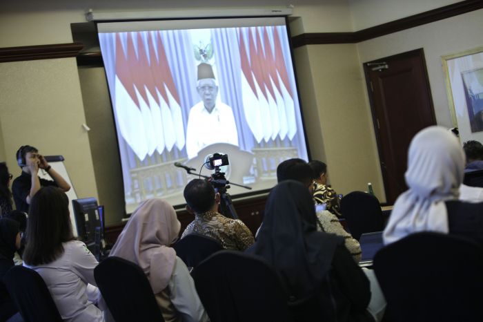 Wakil Presiden Ma'ruf Amin saat memberikan sambuat secara hybrid dalam Executive Forum Media Indonesia