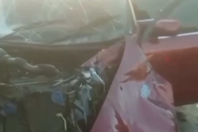 Mobil yang hancur akibat kecelakaan.