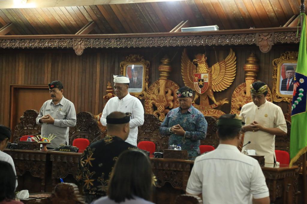 Rapat Dewan Perwakilan Rakyat Daerah (DPRD) Klungkung dengan Pemerintah Kabupaten (Pemkab) Klungkung.