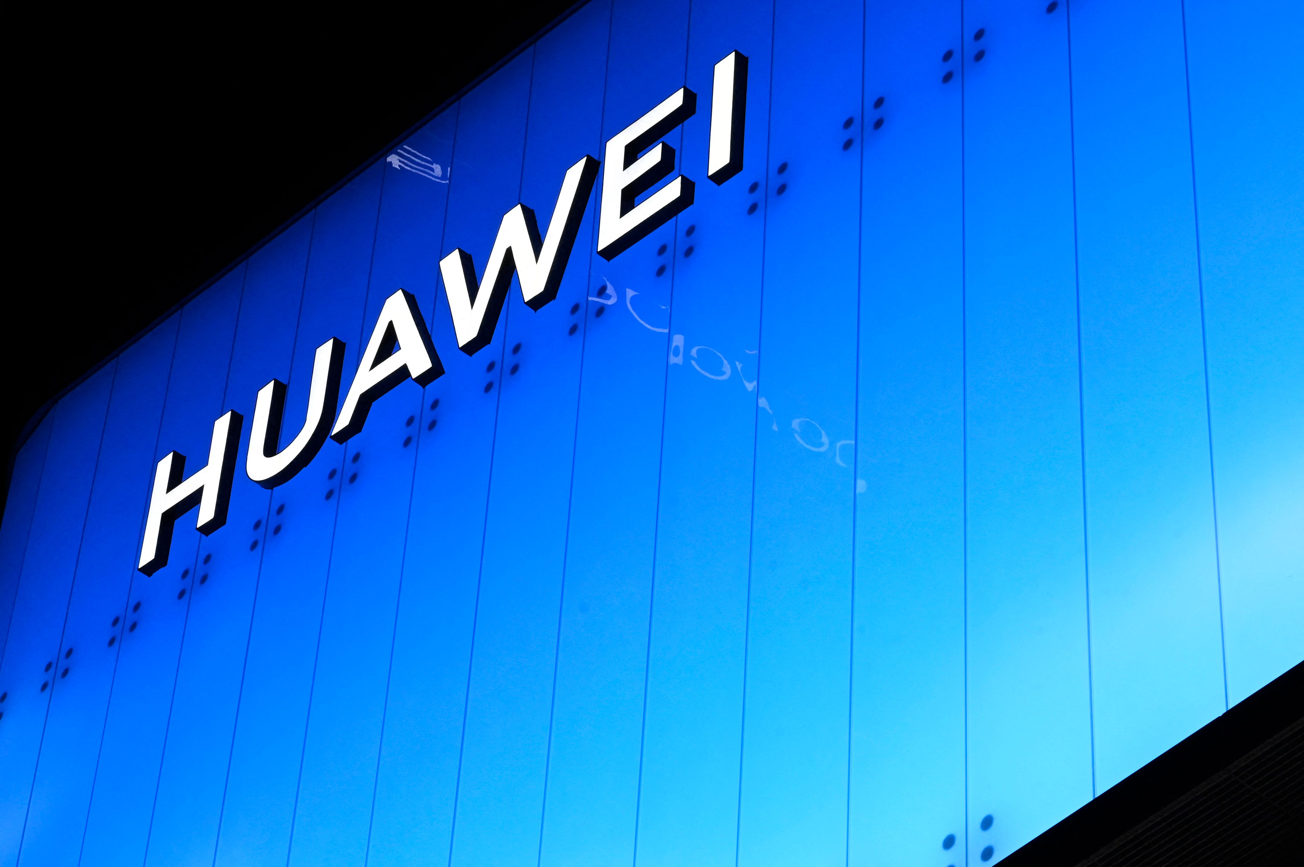 Logo Huawei di sebuah toko Shenzhen, Tiongkok, Jumat (8/7/2022).
