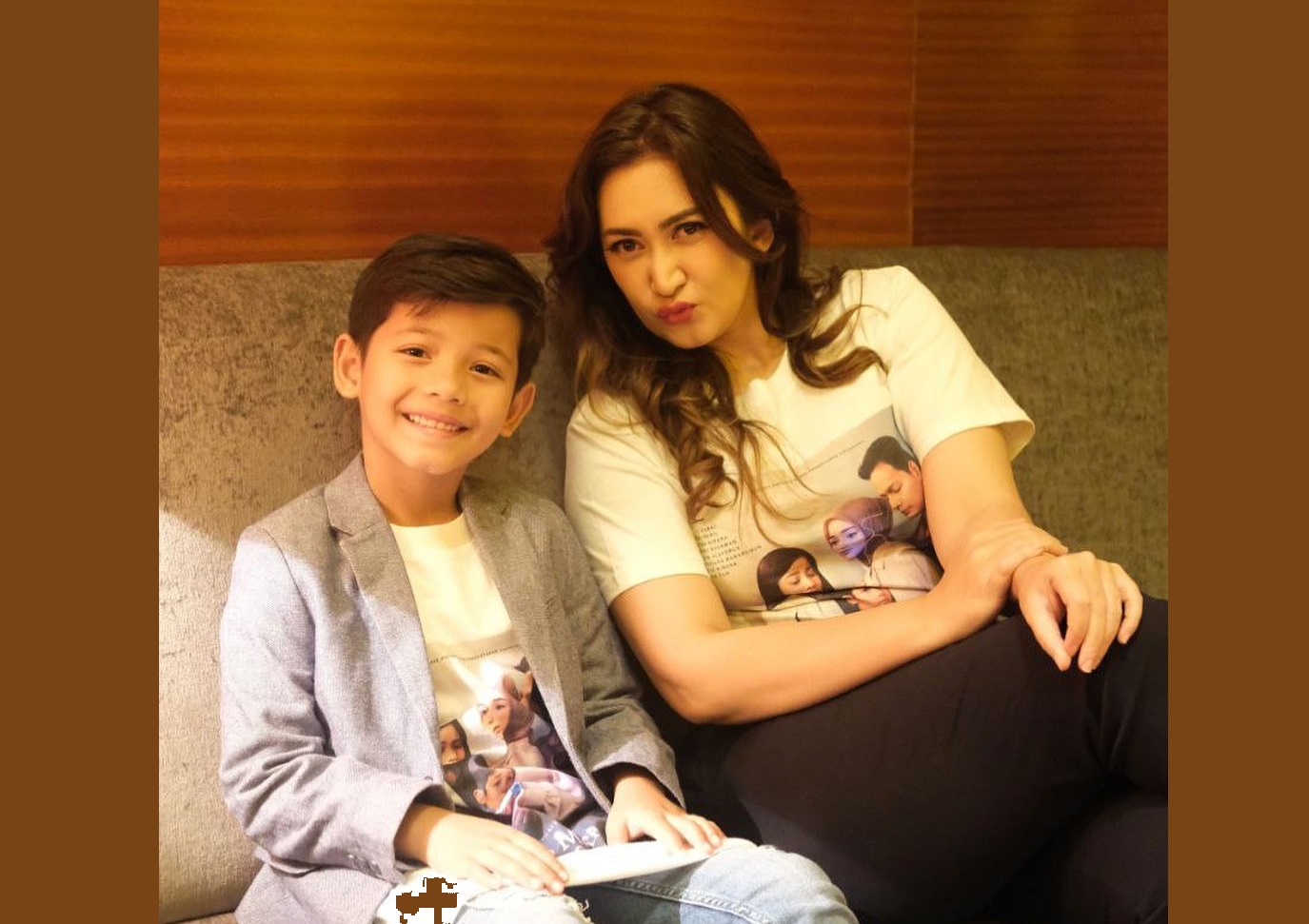 Nafa Urbach bersama aktor cilik Faqih Alaydrus, pemeran Bagaskara dalam film Air Mata di Ujung Sajadah.