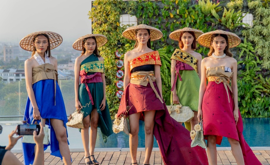 Novotel Suites Malioboro menggelar acara fashion whow Wastra Katresnan yang menggandeng 13 desainer lokal dan UMKM. 