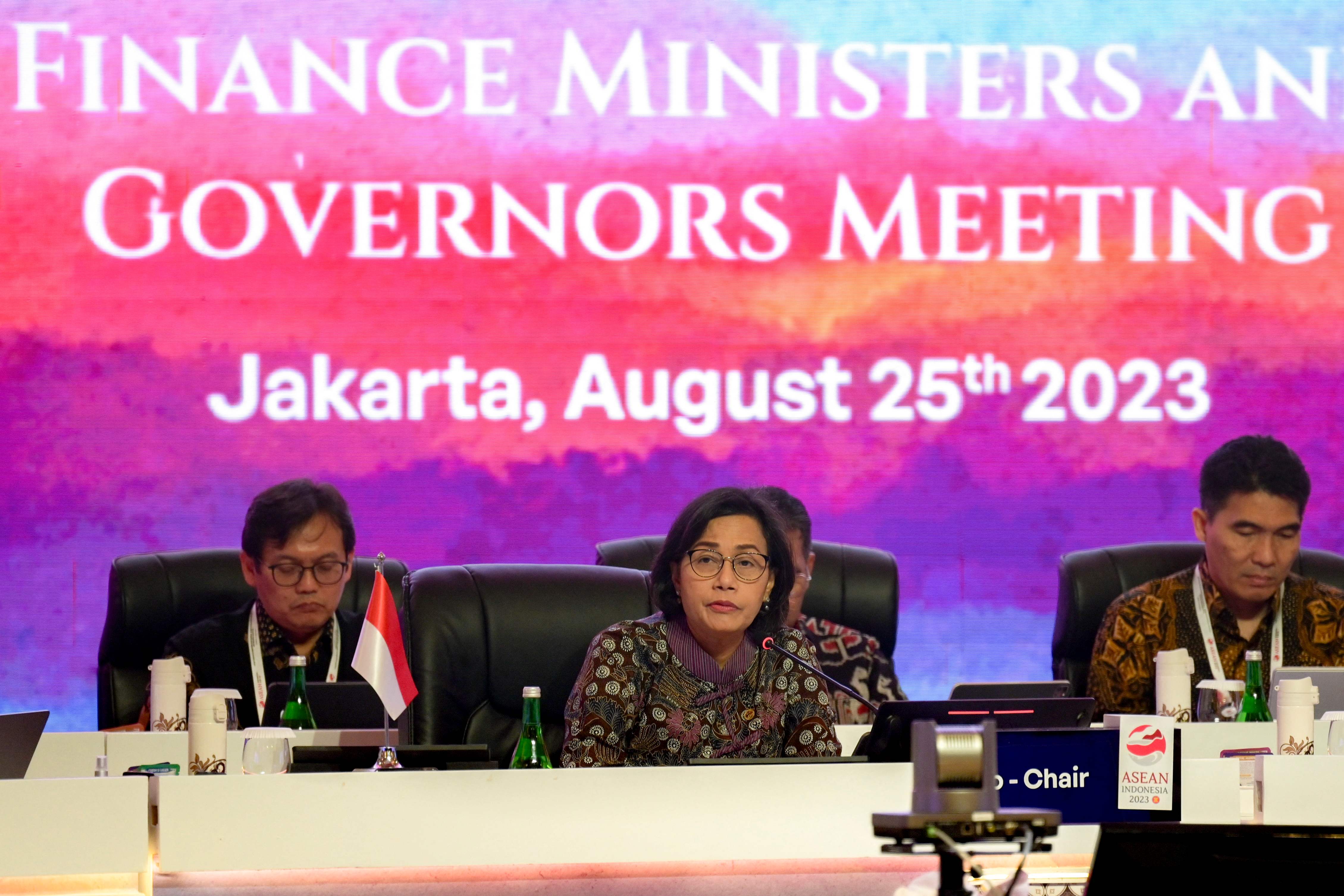 Menteri Keuangan Sri Mulyani memaparkan materi dalam pertemuan menteri keuangan dan gubernur bank sentral ASEAN ke-10