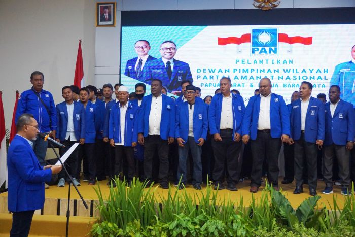 Ketua Umum Partai Amanat Nasional (PAN) Zulkifli Hasan (kiri)