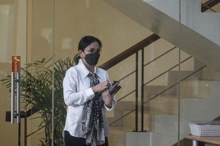 Istri mantan pejabat Ditjen Pajak Rafael Alun Trisambodo, Ernie Meike Torondek