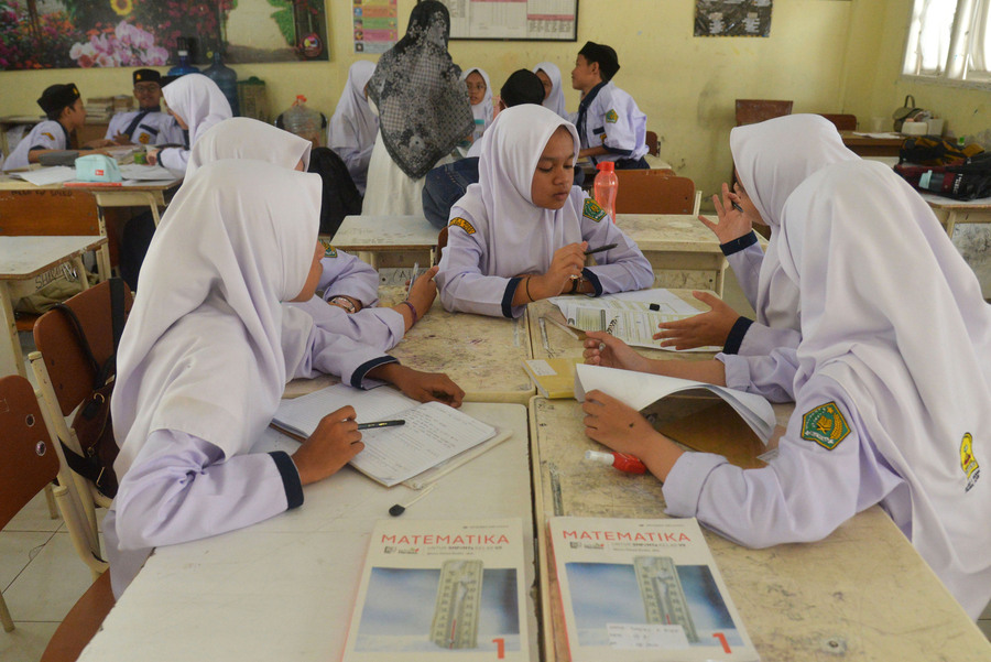 Pelajar mengikuti proses belajar mengajar secara berkelompok di sebuah MTSn di Aceh.