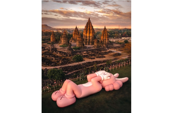 Pameran Kaws; Holiday di Candi Prambanan, Yogyakarta.