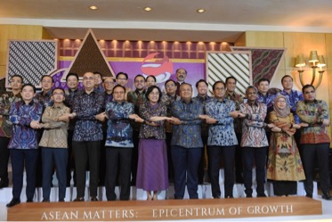 Menkeu Sri Mulyani bersama Menku dan Gubernur Bang Sentral negara ASEAN