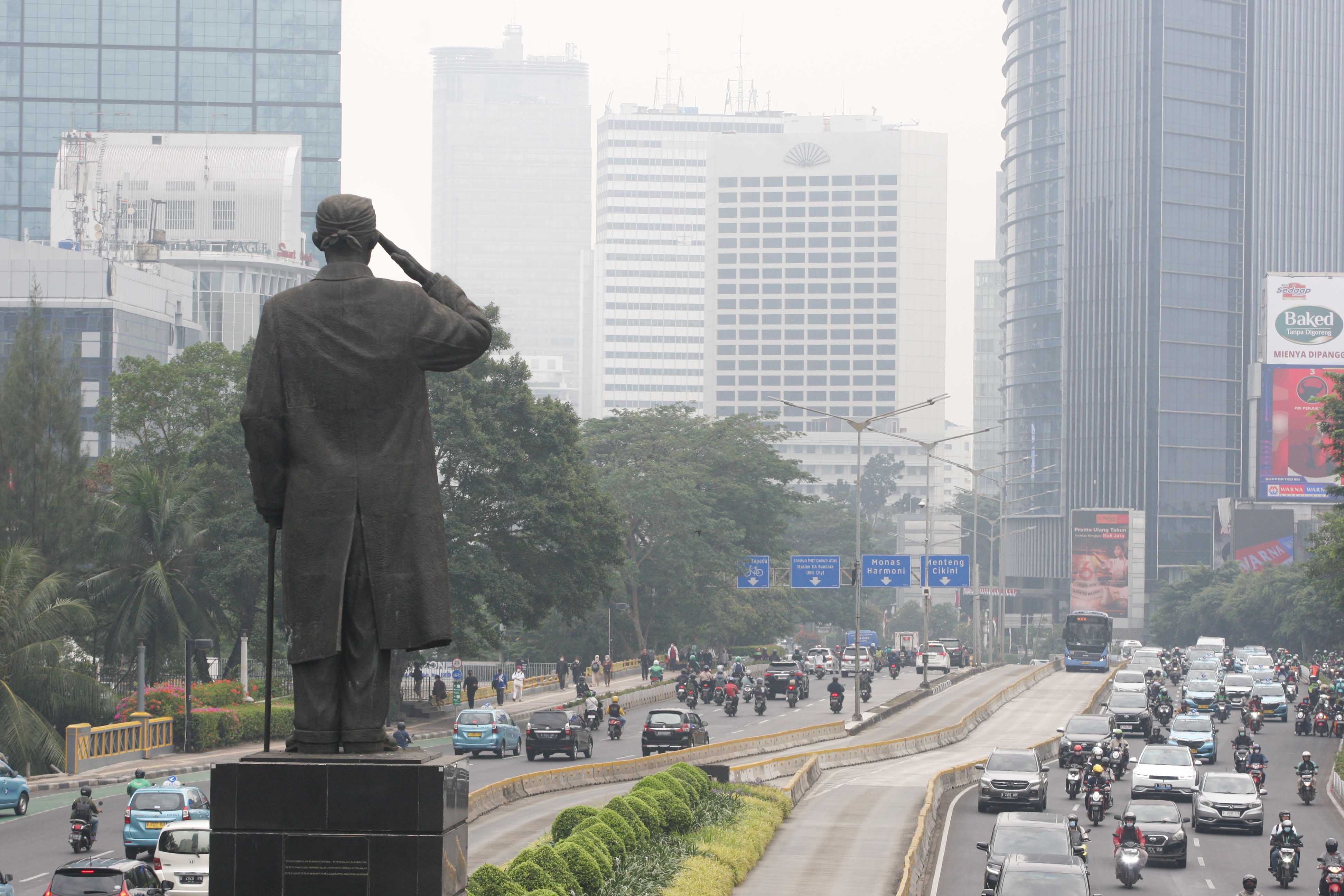 Kabut tebal dampak polusi udara di Jakarta