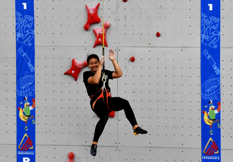 Atlet Indonesia Desak Made Rita Kusuma Dewi berhasil meraih medali emas Kejuaraan Dunia Panjat Tebing atau IFSC Climbing World Championships