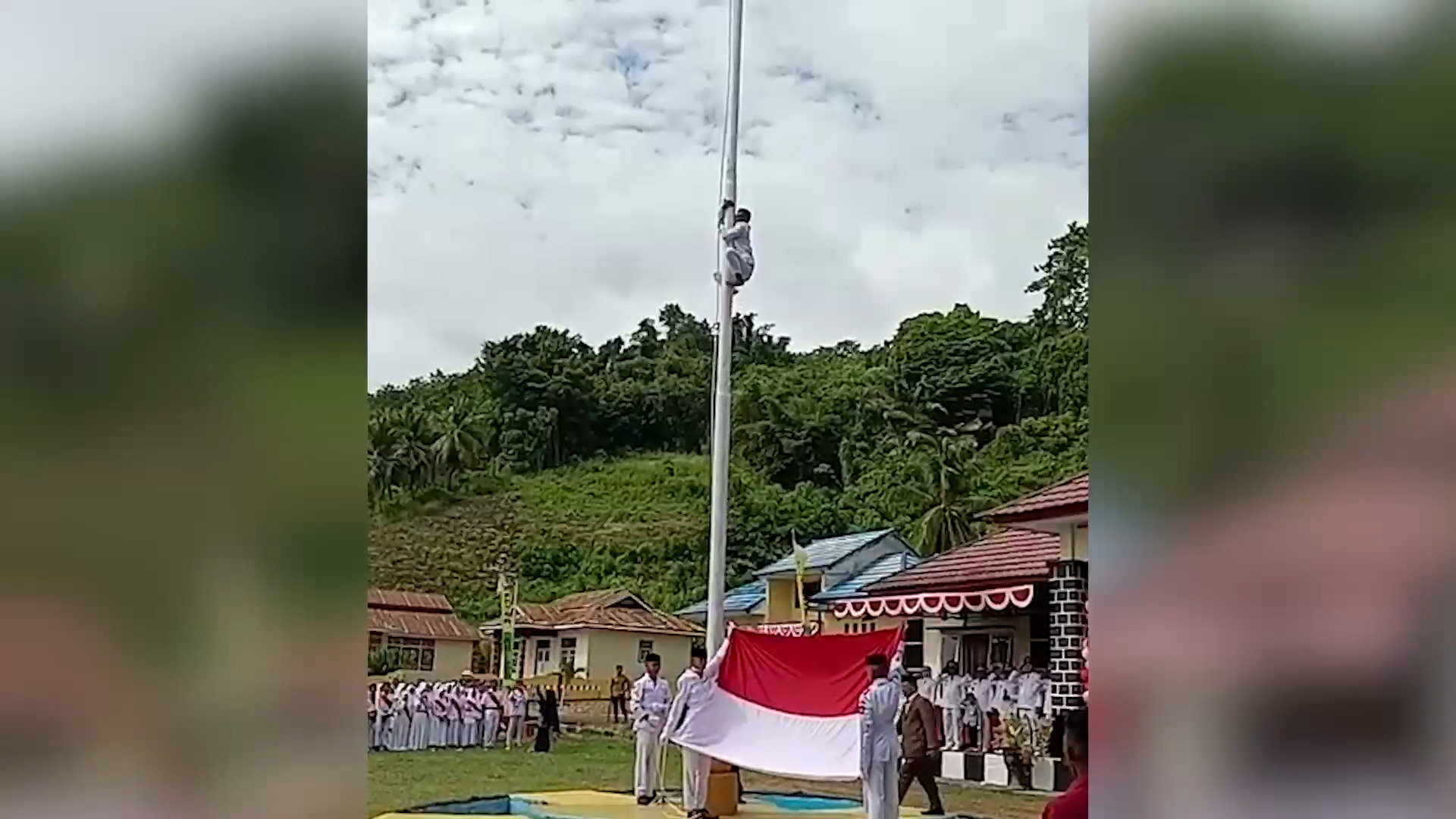 Siswa SMA di Gorontalo yang berinisiatif memanjat tiang bendera demi berkibarnya Merah Putih itu bernama Riski Lamato.