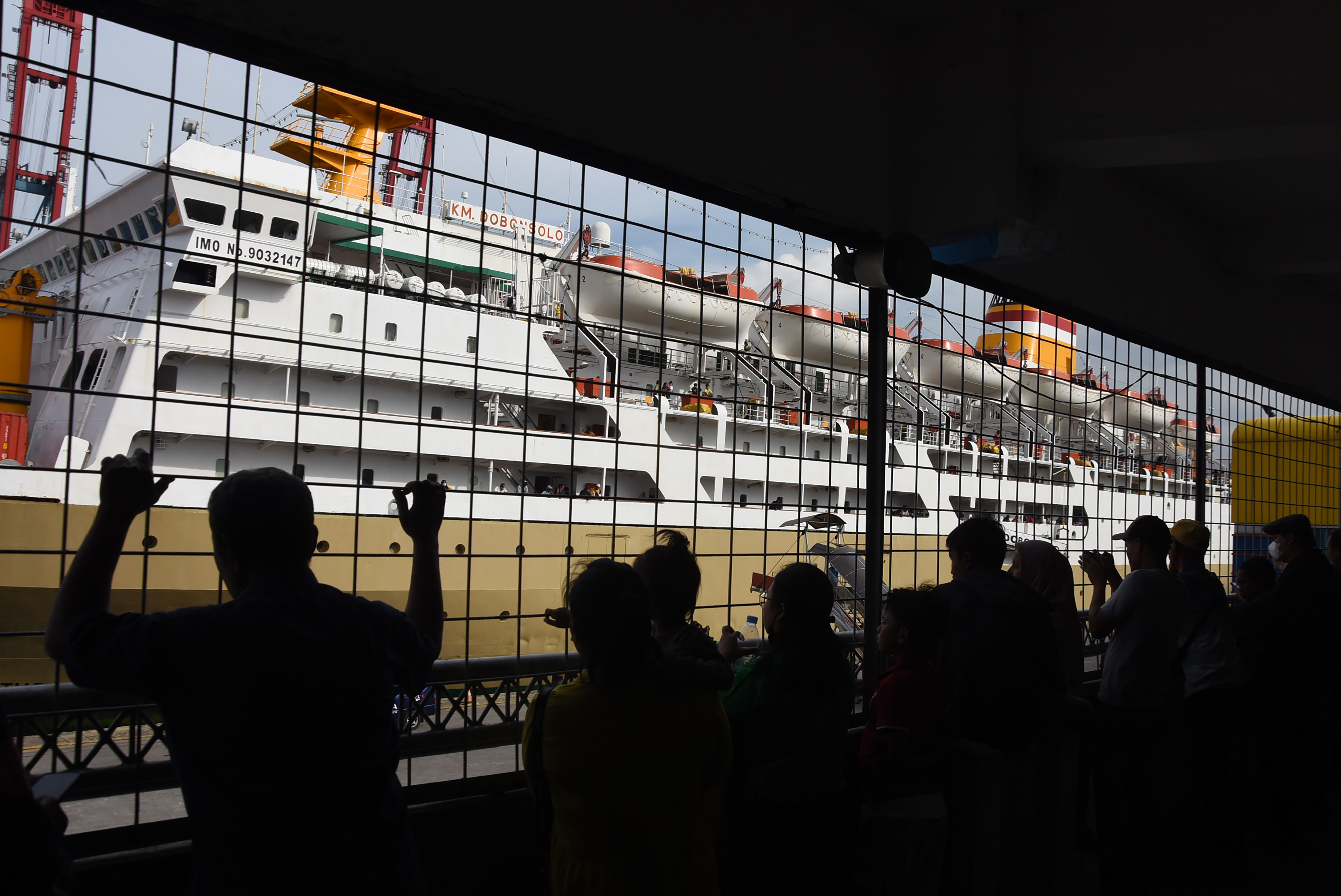 Sejumlah warga menunggu kedatangan kerabatnya yang menumpang kapal Pelni KM Dobonsolo saat tiba di Pelabuhan Tanjung Priok, Jakarta