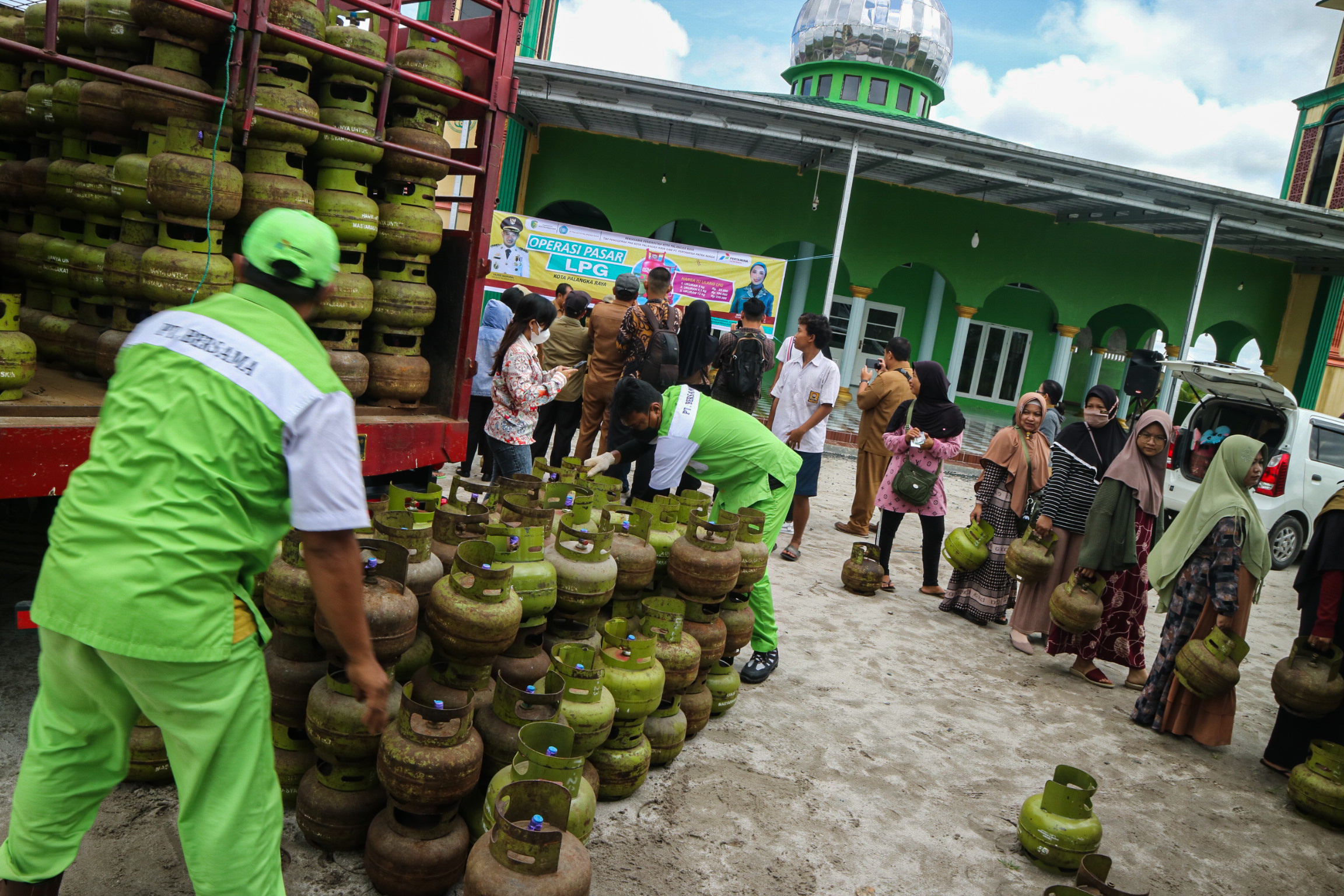 Warga antre untuk membeli Liquefied Petroleum Gas (LPG) 3 kilogram saat operasi pasar di halaman Masjid Al Kautsar Palangka Raya, Kalteng.