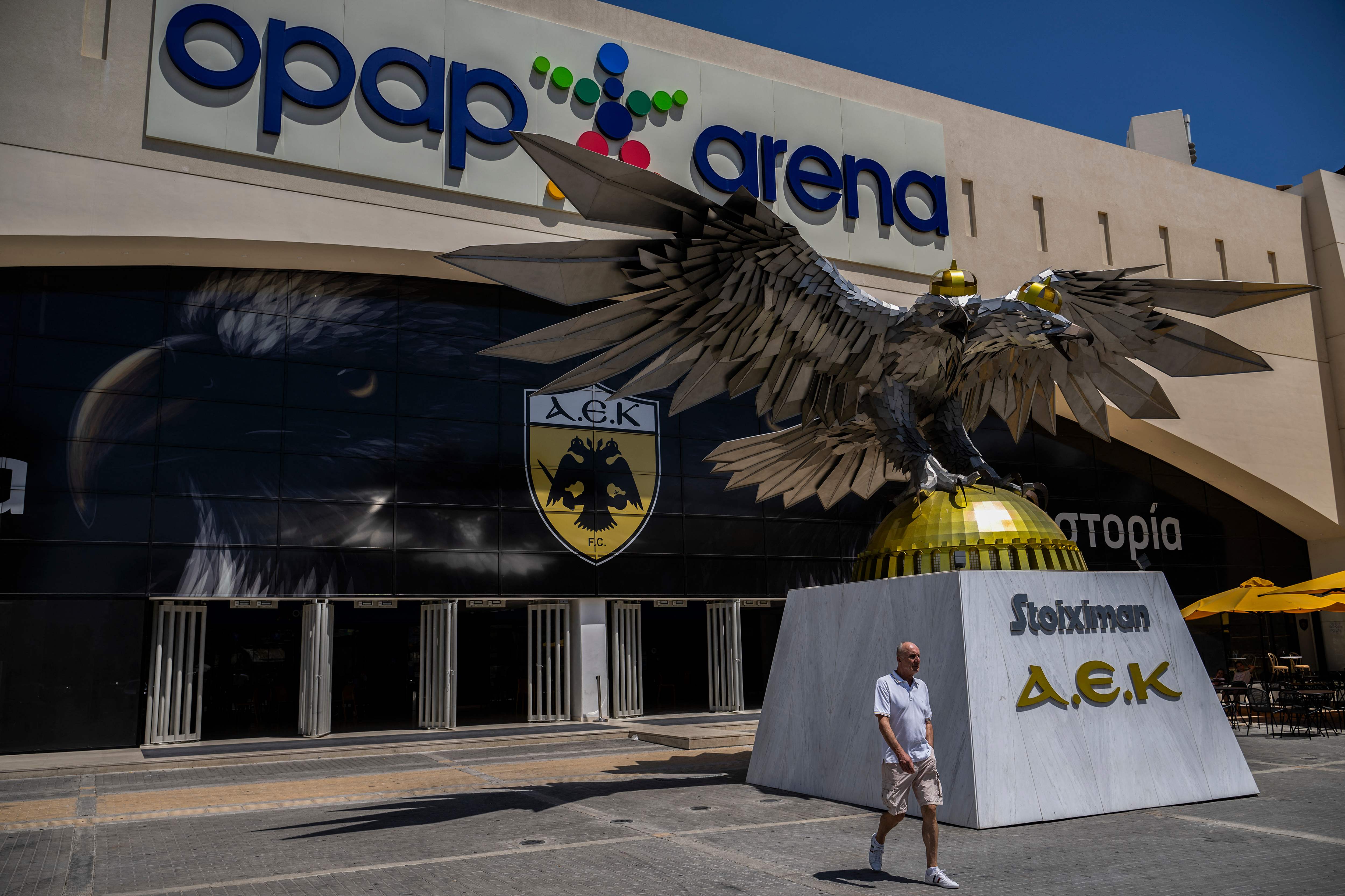 Seorang suporter berjalan di OPAP Arena, markas AEK Athens, tempat terjadinya kerusuhan yang menewaskan seorang suporter