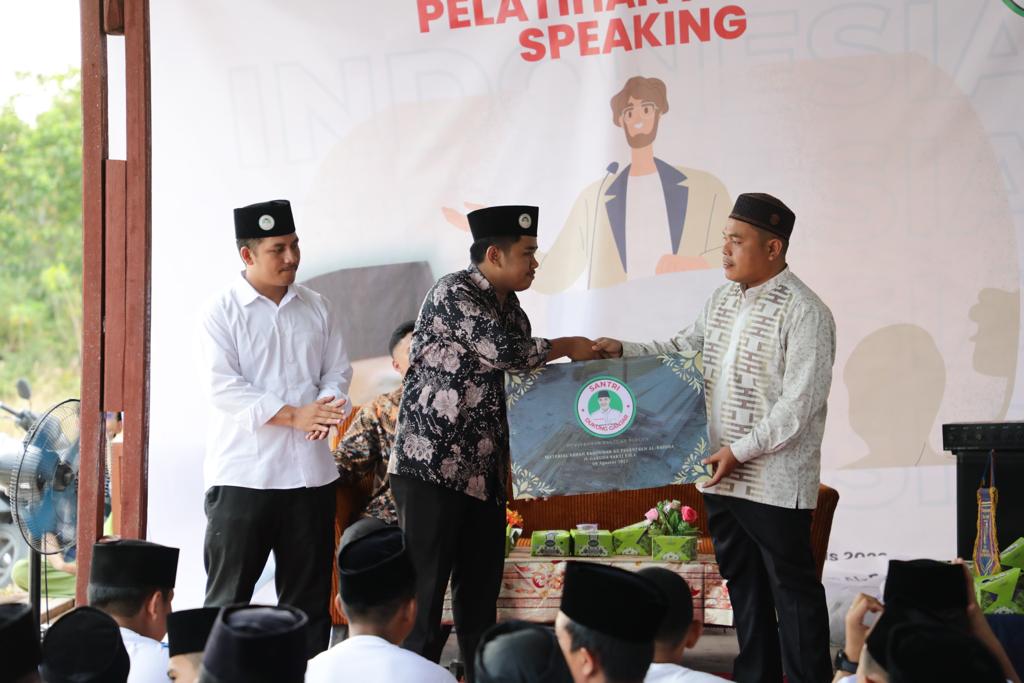 Pelatihan public speaking untuk santri di Pekanbaru