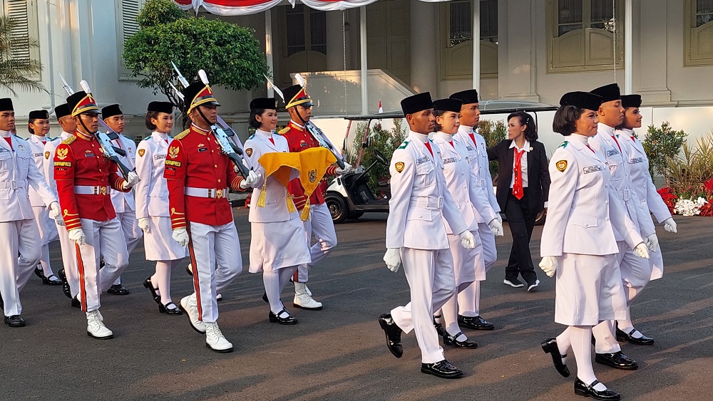 Tim Indonesia Jaya bersiap menjalankan tugasnya dalam Upacara Penurunan Bendera Negara Sang Merah Putih
